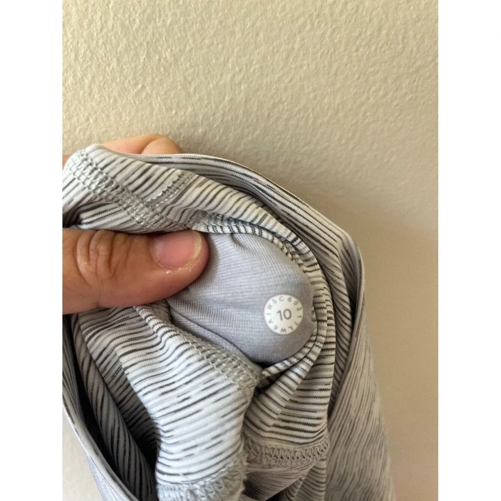 Lululemon Sz 8 Capri Wunder Under Crop Leggings High Rise Pockets Pull On